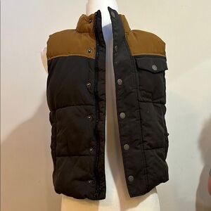 Old Navy Kids Khaki and Brown Sleeveless Puffer Vest Size 8 Medium pockets